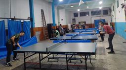 Dictan clases de tenis de mesa en la sociedad de fomento ubicada en Indalecio Gómez 732, La Perla.