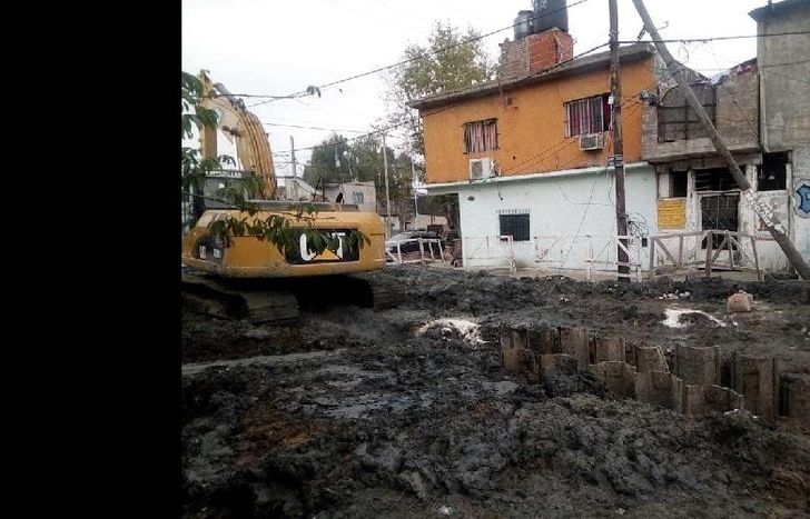 Las obras están paradas y los vecinos no pueden circular por las calles.