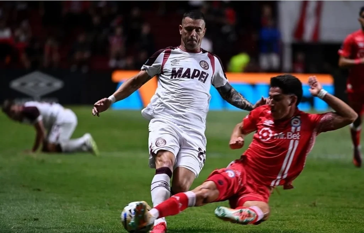 Ramiro Carrera, protagonista en la caída de Lanús en La Paternal.