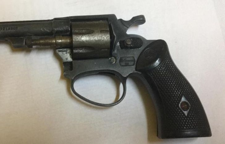 Les incautaron un revólver.