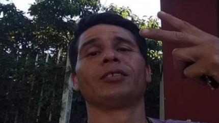 Carlos tiene 42 años.