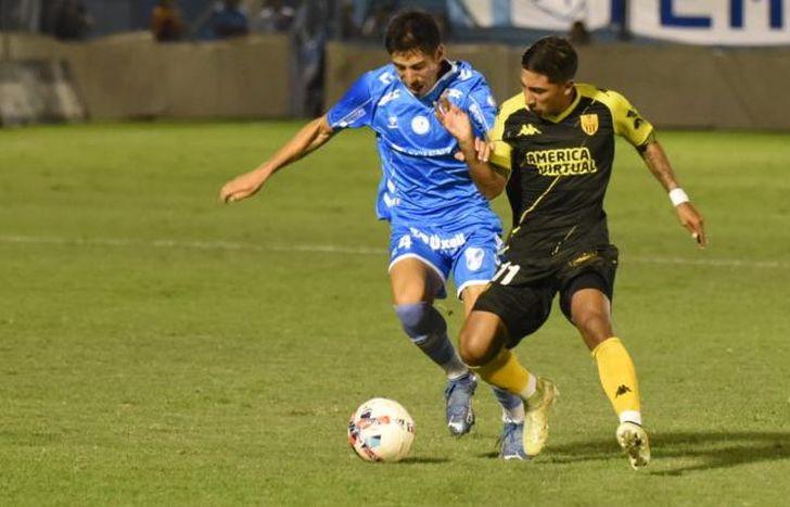 Rosales y Maidana en los primeros minutos del partido.