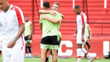 Galoppo festeja el gol que abrió el partido ante Huracán. Galoppo festeja el gol que abrió el partido ante Huracán.