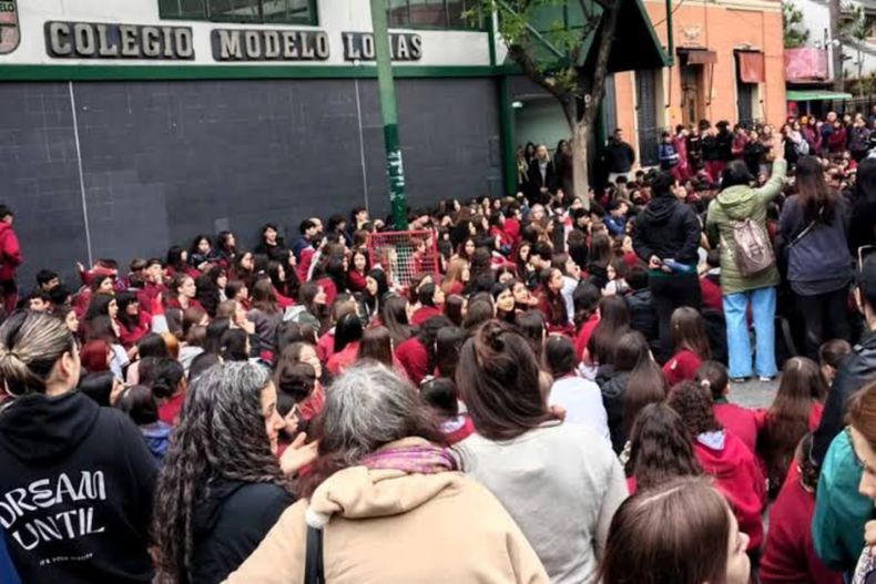 Padres y alumnos protestaron en frente de la instituci&oacute;n.