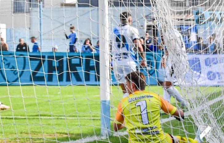 Gol de Nieto, la pelota descansa en la red.