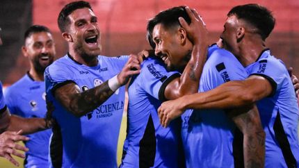 Todos fueron a abrazar a López luego de su golazo. Todos fueron a abrazar a López luego de su golazo.