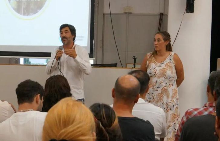 La presentación fue en el Salón Eva Perón del Palacio Municipal.