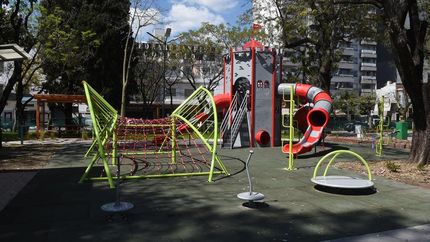 Falta poco para que terminen los trabajos en la Plaza del Campeón, en Banfield.