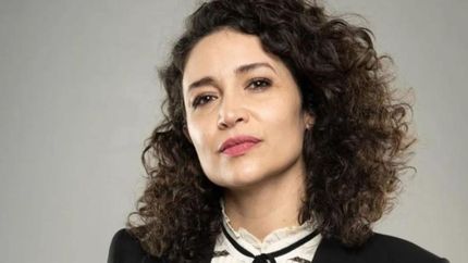 julia mengolini presenta su libro en la biblioteca mentruyt de lomas