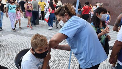 con dos postas en esquinas centricas, llega la noche de las vacunas a lomas