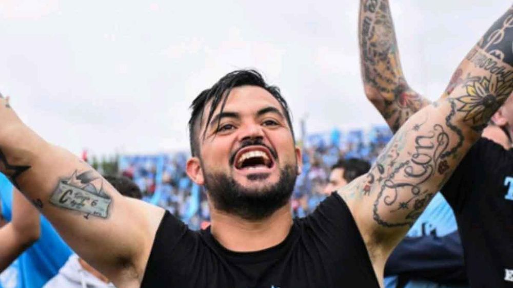 Gastón Aguirre en los festejos de Temperley en el Alfredo Beranger. Gastón Aguirre en los festejos de Temperley en el Alfredo Beranger.