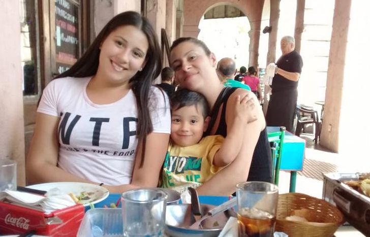 Vanesa junto a Brenda y Dante, sus hijos.