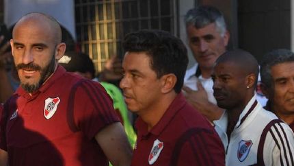 miles de hinchas recibieron al plantel de river
