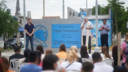 Federico Otermín y el Obispo Jorge Lugones inauguraron el Boulevard Papa Francisco en Lomas de Zamora.&nbsp;