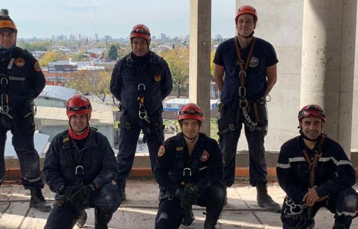 La capacitación del equipo de rescate en altura.