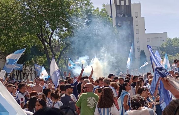 La Plaza Grigera estalló de gente festejando.