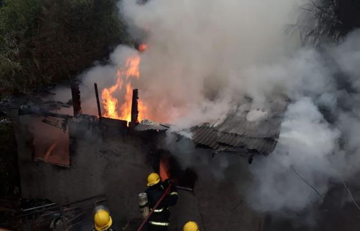 Impresionante incendió dejó sin nada a una familia en Lomas.