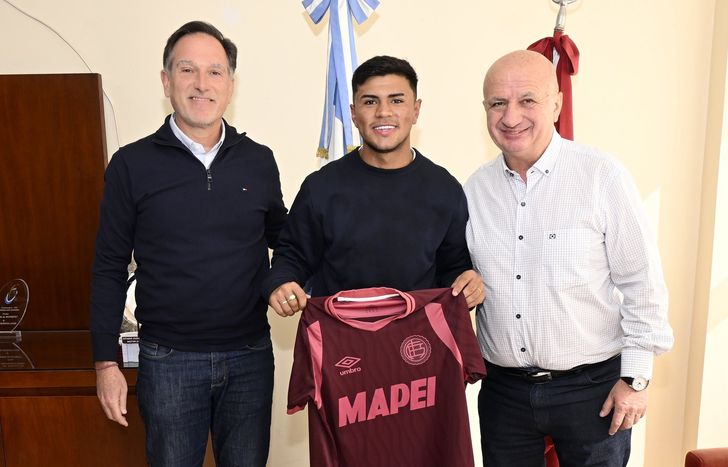 Dylan Aquino firmó un nuevo vínculo con Lanús hasta 2028.