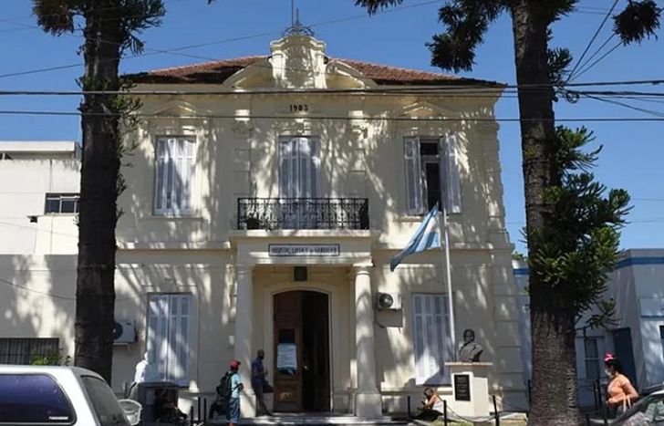 El menor ingresó al Hospital Gandulfo por un disparo.