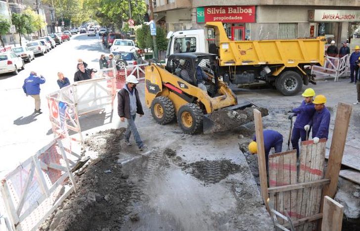 Las cuadrillas instalaron los caños en las calles Portela y Alem.