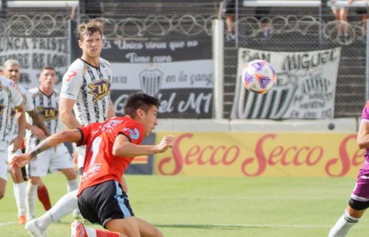 Rosales conecta de cabeza al gol.