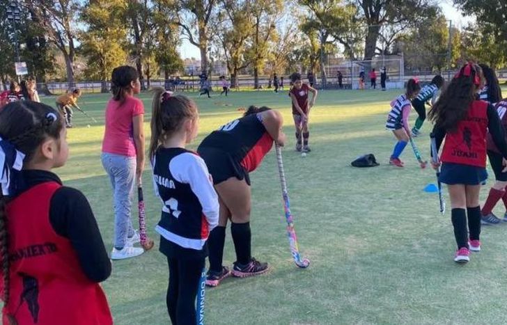 La actividad se realizó en la cancha de sintético donde juega Hockey Lomas.