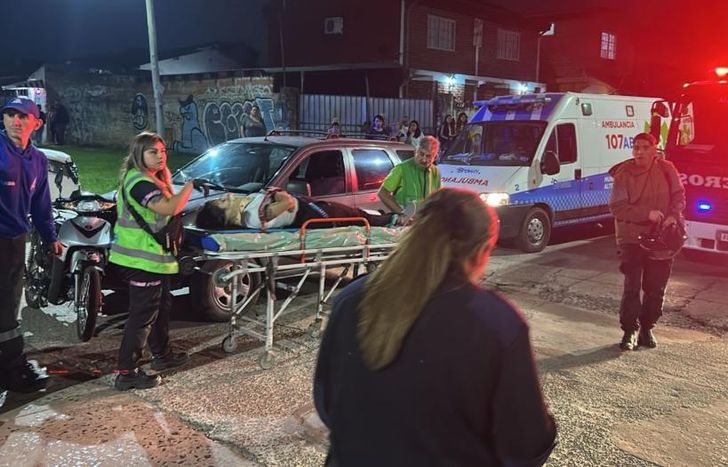 La víctima al ser asistida tras el choque.