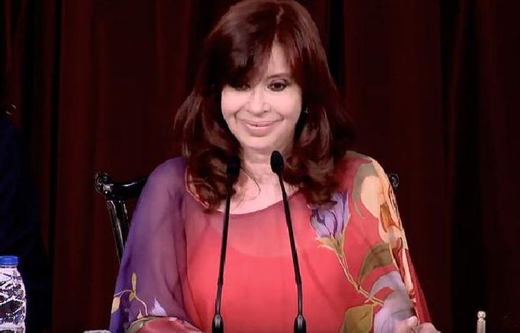 Cristina hizo el anuncio a través de su cuenta de Twitter.