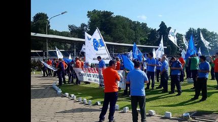 protestas en el centro atomico de ezeiza ante los despidos en conuar