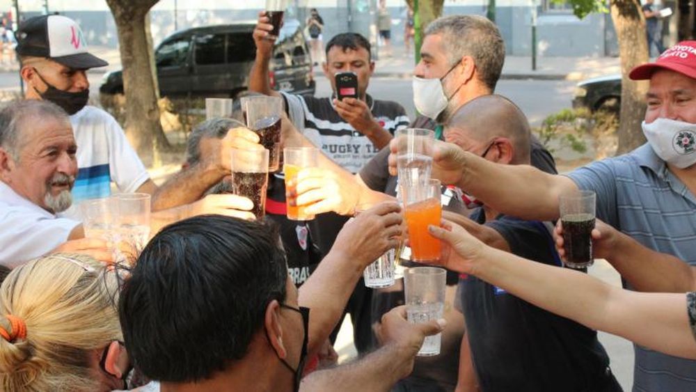 Todos los días frente a la estación de Temperley.