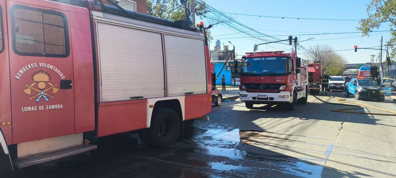 Operativo con los Bomberos de Lomas, Emergencias Lomas, Defensa Civil y la Polic&iacute;a.