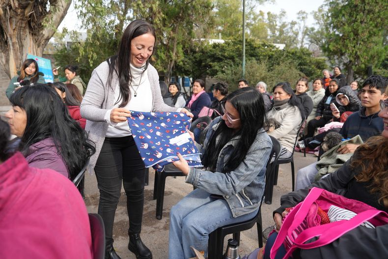 Entregaron mantas confeccionadas con telas recuperadas.