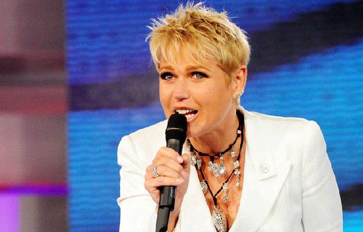 Trágico arribo de la reina de los bajitos.