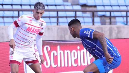 Sanabria con la pelota y la marca de un rival. Sanabria con la pelota y la marca de un rival.