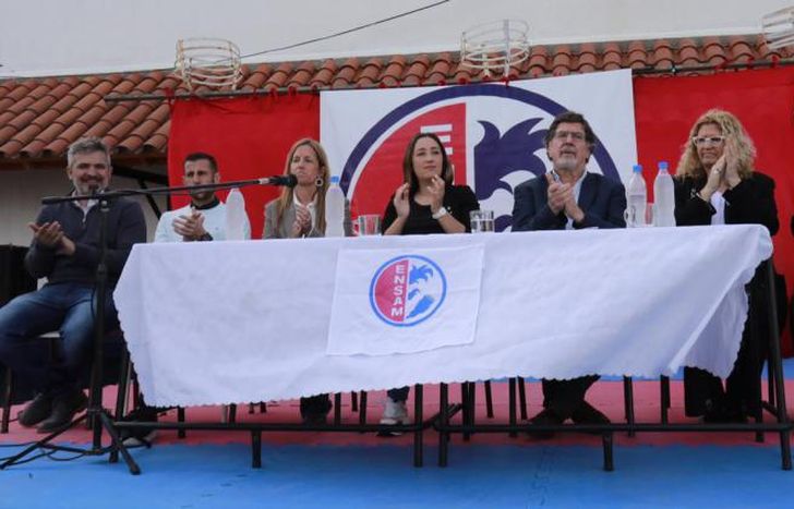 La intendenta interina de Lomas, Marina Lesci, participó del acto en la ENAM.