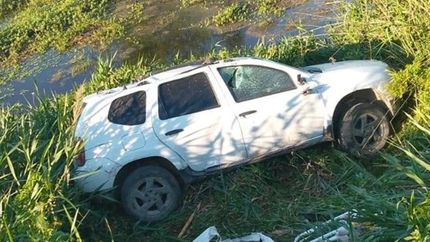 La camioneta se salió de la ruta y terminó volcada cerca de un arroyo.