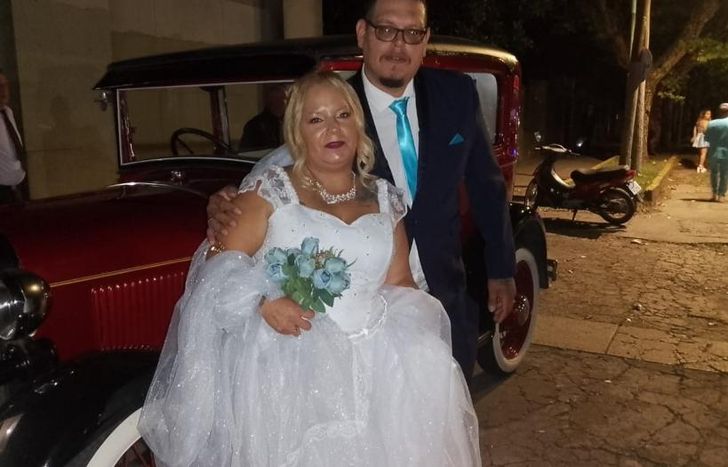 Gisela eligió un ramo de novia celeste y Daniel acompañó con la corbata.