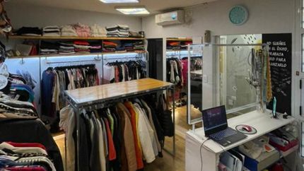 Los vecinos buscan oportunidades para comprar ropa a bajo costo.
