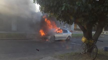 El incendio destruyó gran parte del vehículo.