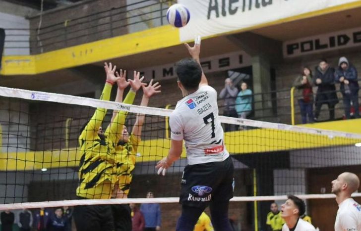 Ibazeta ataca el bloqueo rival.