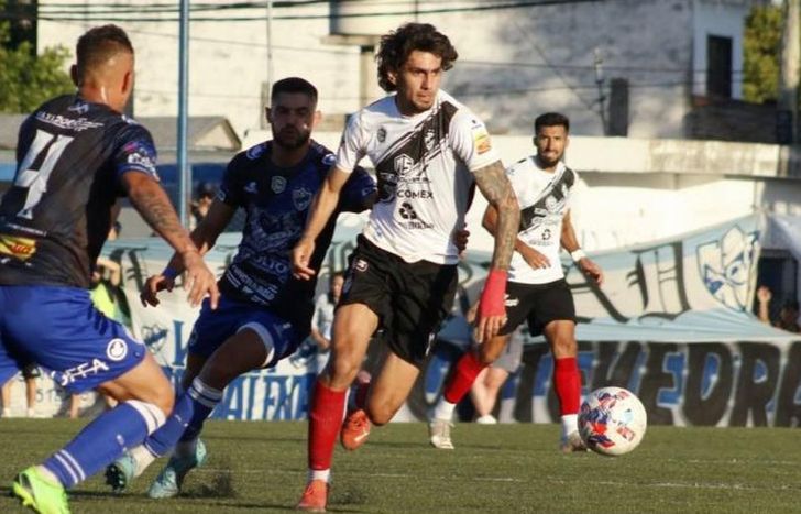 Un ataque de Claypole con Sergio Acosta.