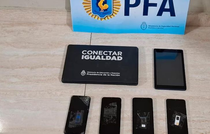 Dispositivos electrónicos incautados a la banda.