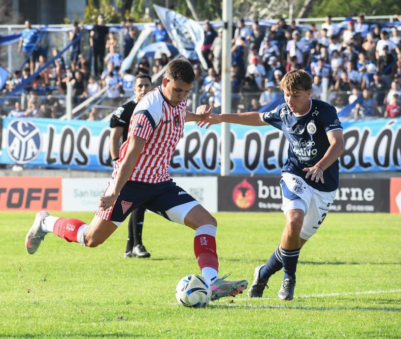 Camilo Viganoni busca el arco. Camilo Viganoni busca el arco.