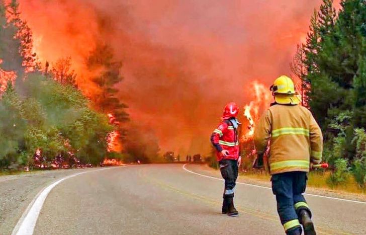 El fuego no da tregua en la Patagonia. Desde Lomas, a través de los rotarios, aportarán dinero para la causa.