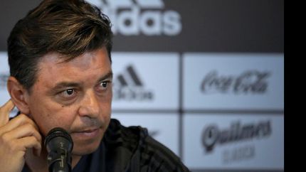 La línea de cinco en el fondo es una posibilidad, lanzó el DT del Millonario