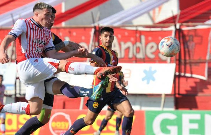 Minervino rompió el cero con un gol de cabeza.