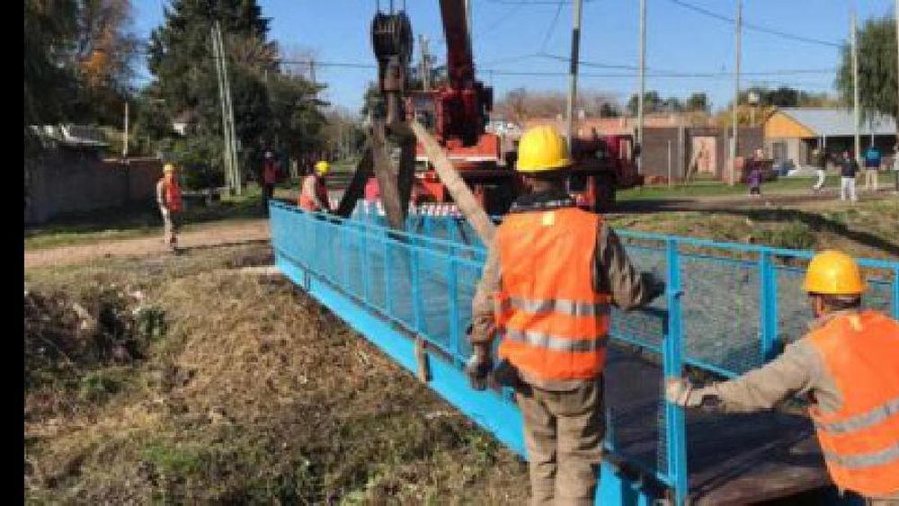 Instalaron dos puentes para que los vecinos puedan cruzar el arroyo San Francisco