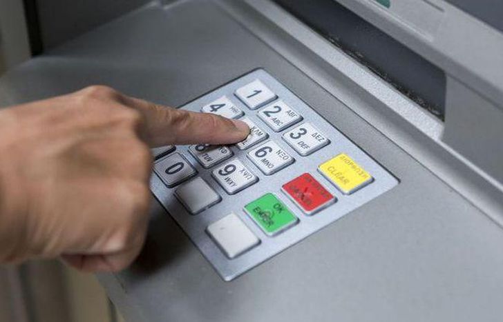 Los bancos volverán a cobrar por el uso del cajero desde abril.