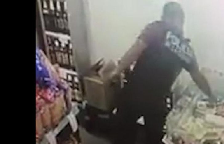 Lo captaron las cámaras de seguridad de un supermercado chino.