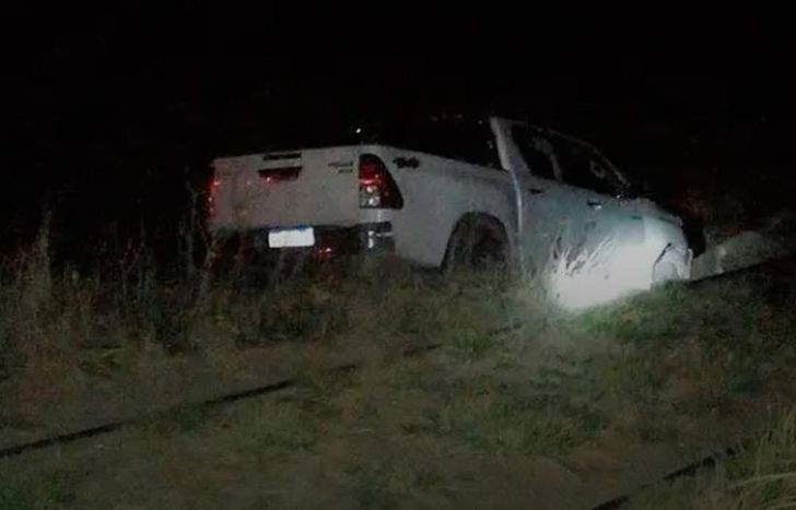 La camioneta terminó en una alcantarilla.